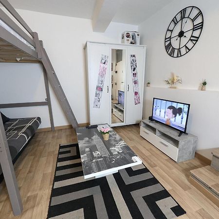 Chambres Poitiers Centre: Private Comforts, Shared Kitchen & City Hall Proximity Exterior photo