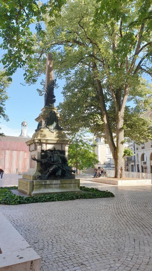 Chambres Poitiers Centre: Private Comforts, Shared Kitchen & City Hall Proximity Exterior photo