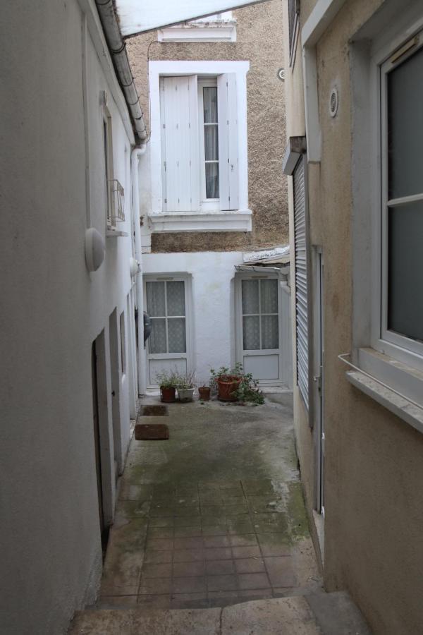 Chambres Poitiers Centre: Private Comforts, Shared Kitchen & City Hall Proximity Exterior photo