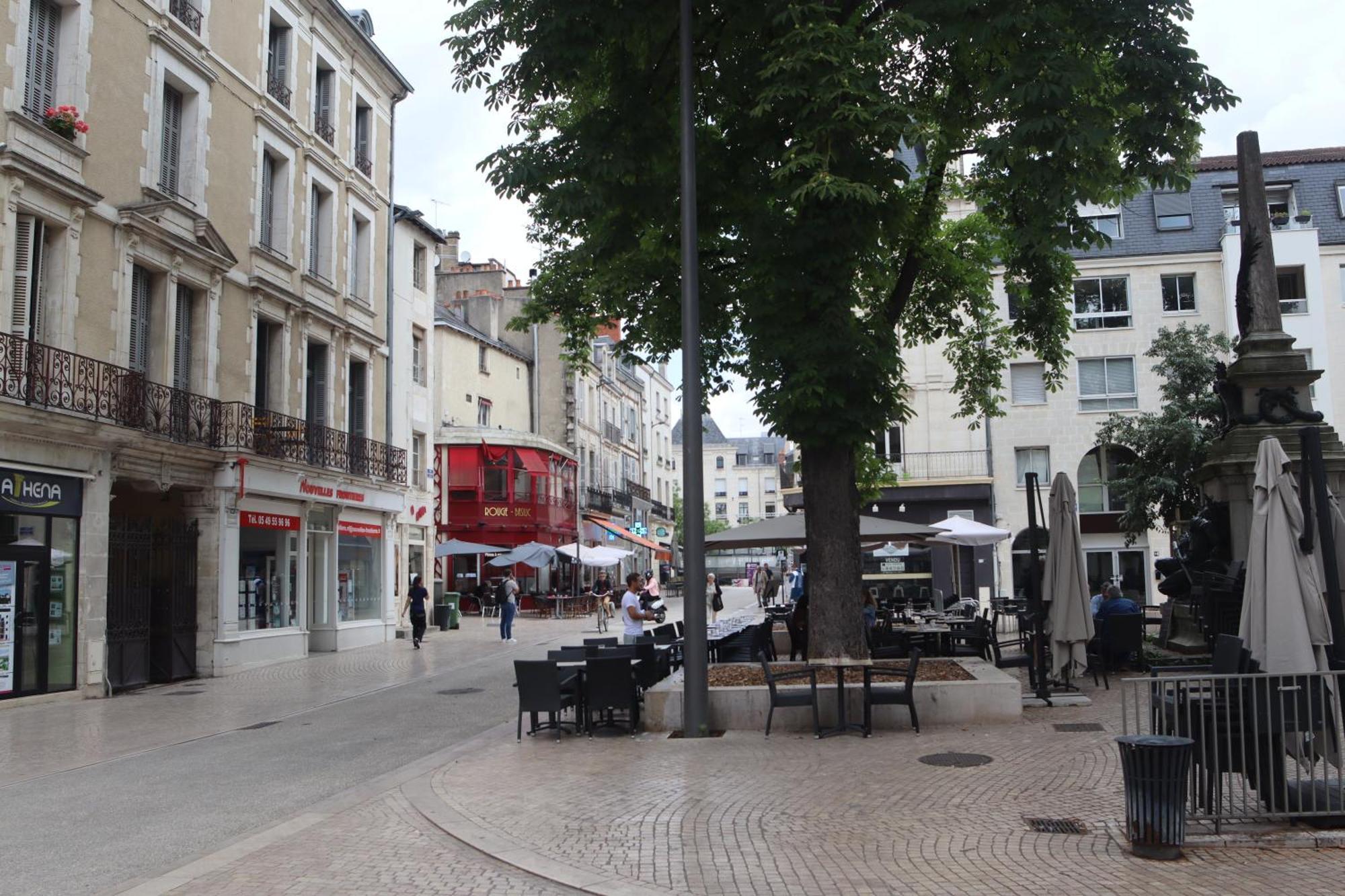 Chambres Poitiers Centre: Private Comforts, Shared Kitchen & City Hall Proximity Exterior photo