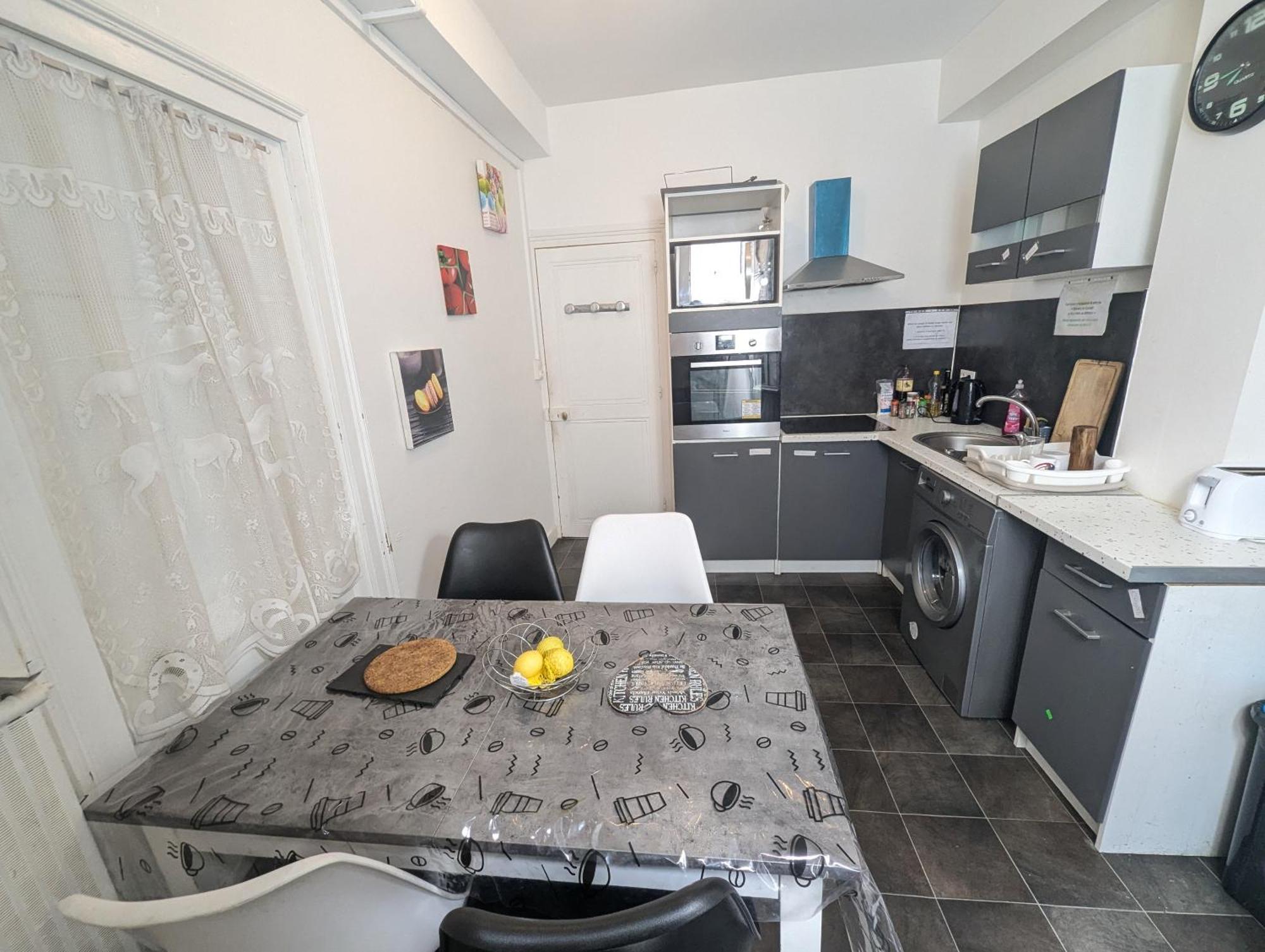 Chambres Poitiers Centre: Private Comforts, Shared Kitchen & City Hall Proximity Exterior photo