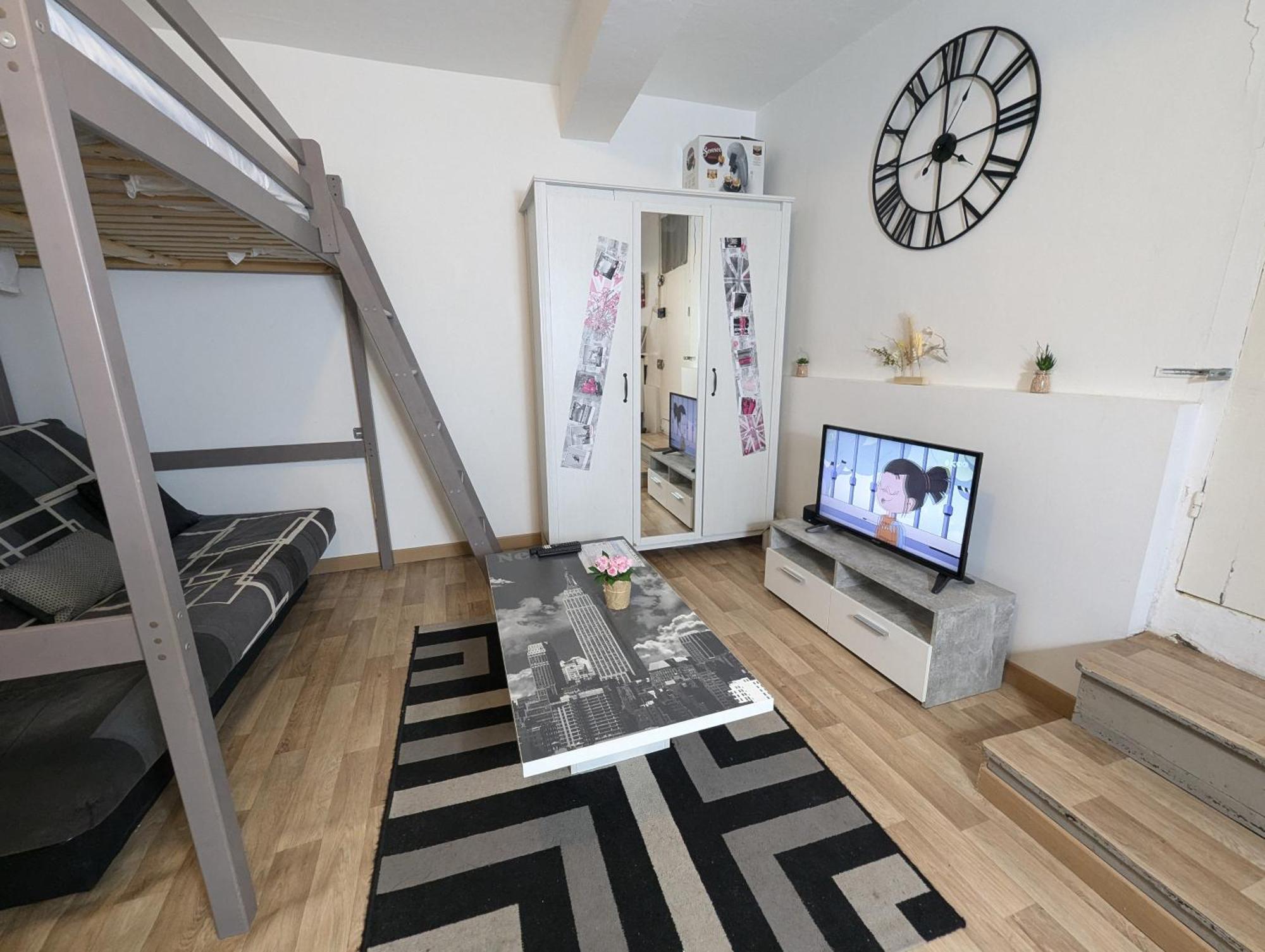 Chambres Poitiers Centre: Private Comforts, Shared Kitchen & City Hall Proximity Exterior photo