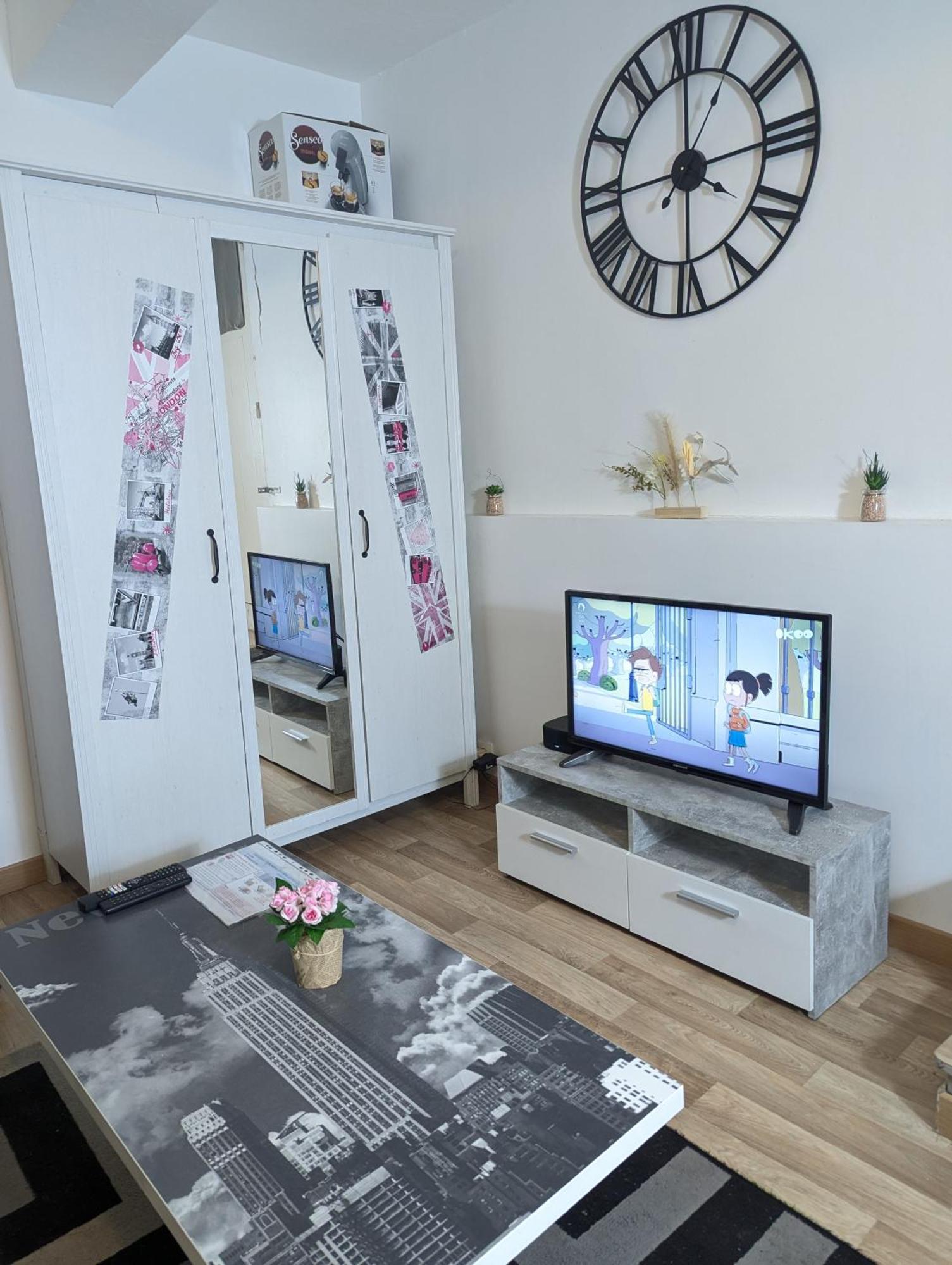 Chambres Poitiers Centre: Private Comforts, Shared Kitchen & City Hall Proximity Exterior photo