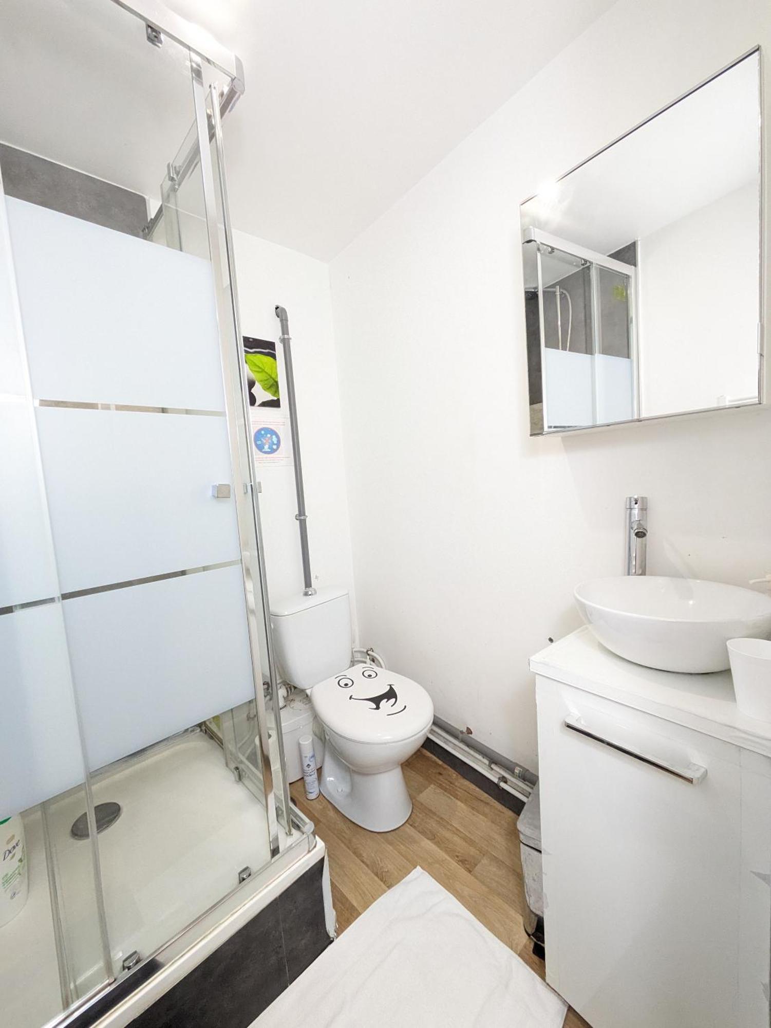 Chambres Poitiers Centre: Private Comforts, Shared Kitchen & City Hall Proximity Exterior photo