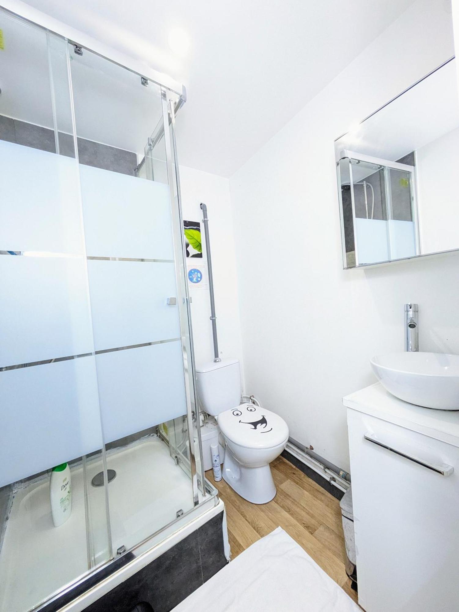 Chambres Poitiers Centre: Private Comforts, Shared Kitchen & City Hall Proximity Exterior photo