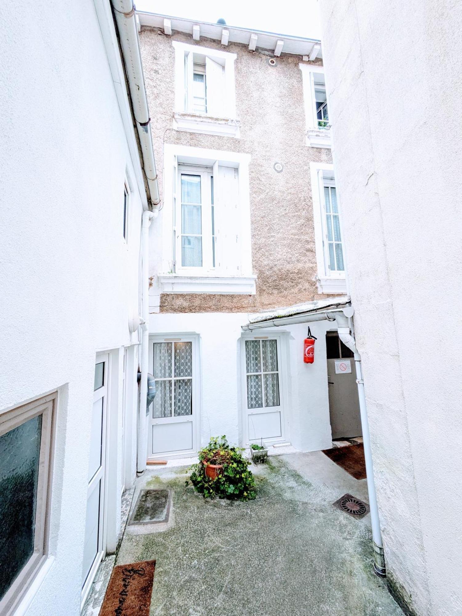 Chambres Poitiers Centre: Private Comforts, Shared Kitchen & City Hall Proximity Exterior photo
